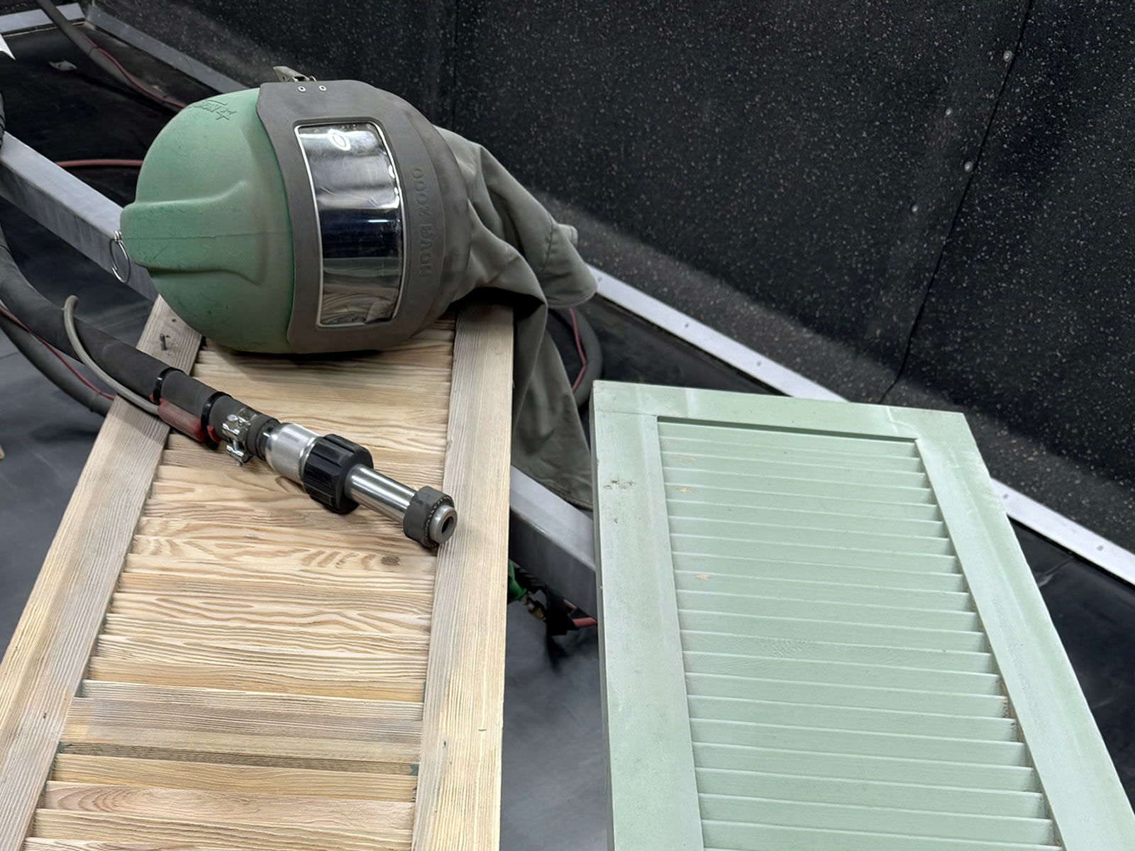 Sandstrahlen lackierte Holzlamellen